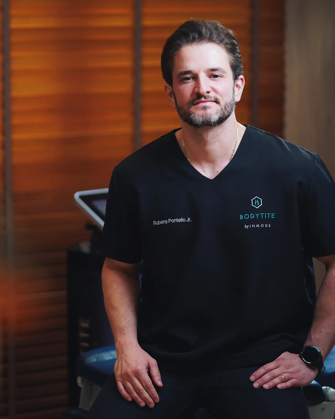 Dr. Rubens Pontello Junior, dermatologista, sentado no consultório em Londrina